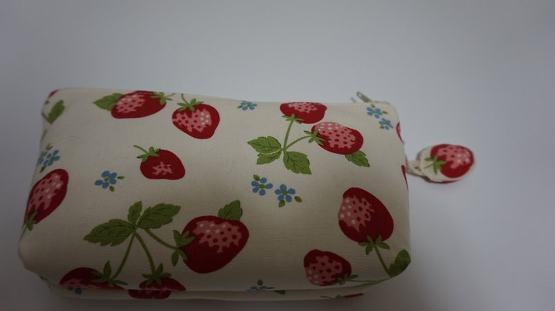 暖暖小袋系列-草莓化妆包(全世界就那么一个) - 化妆包/杂物包 - 棉．麻 粉红色