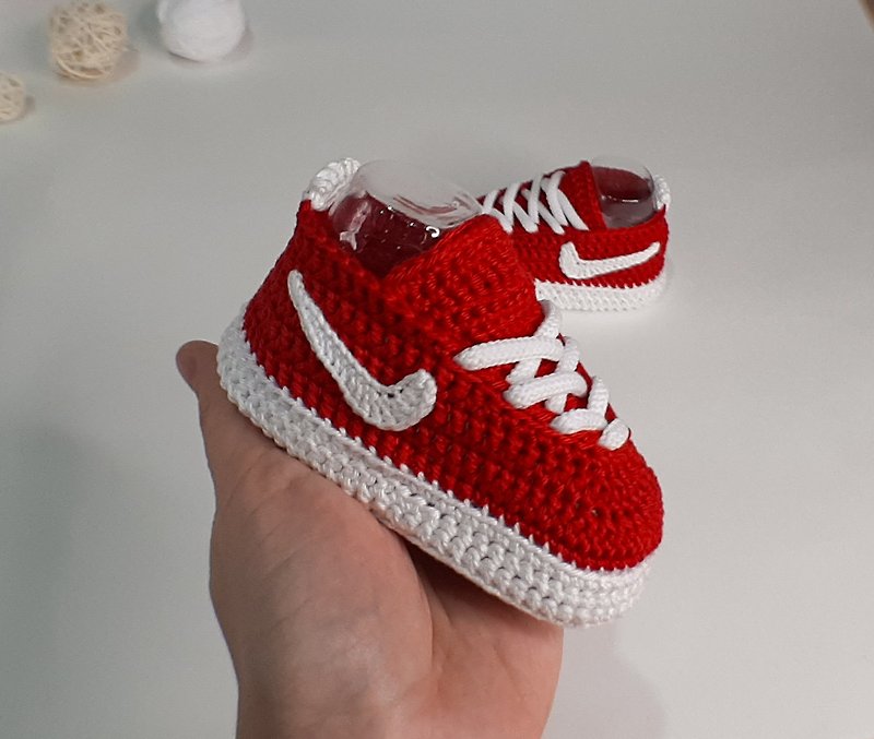 女婴战利品红色钩针婴儿鞋，给女婴的礼物，新生儿靴子 - 婴儿鞋 - 其他材质 红色