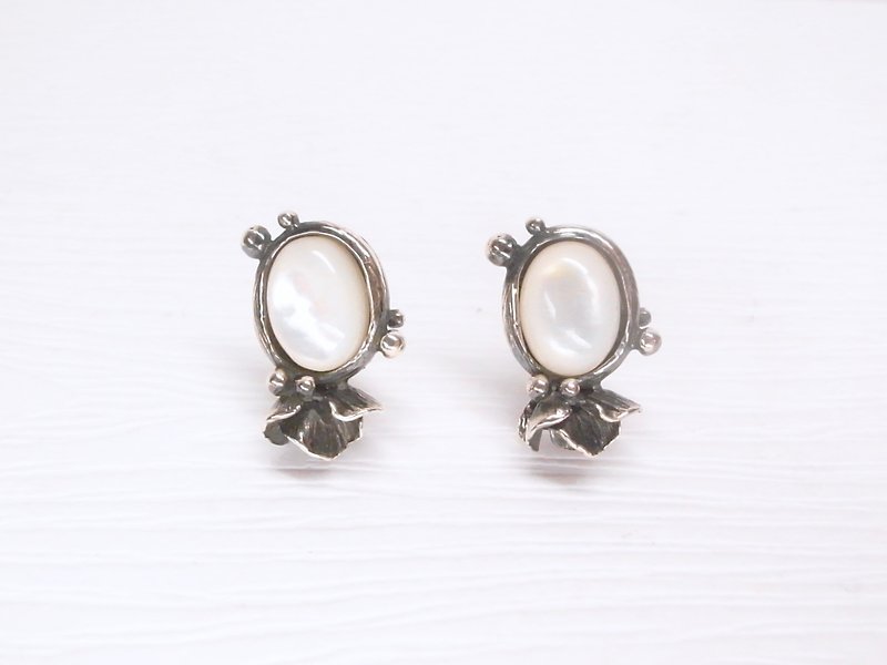 二毛银【晨露包镶-花瓣鱼尾设计耳环】贝壳。纯银。一对 - 耳环/耳夹 - 纯银 银色
