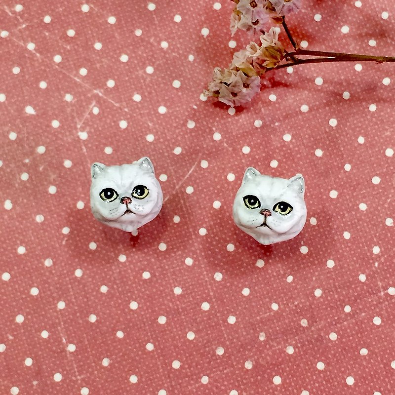 White Persian cat earrings, Cat stud earrings, tiny cat earrings - 耳环/耳夹 - 粘土 白色