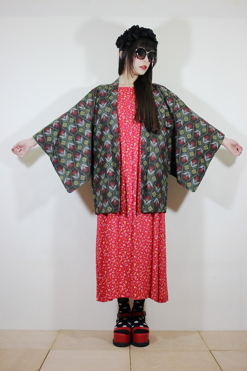 F2066[日本制和服](Vintage)黑色六角形格纹红色花纹排列日本和服羽织（はおり） - 女装休闲/机能外套 - 聚酯纤维 白色