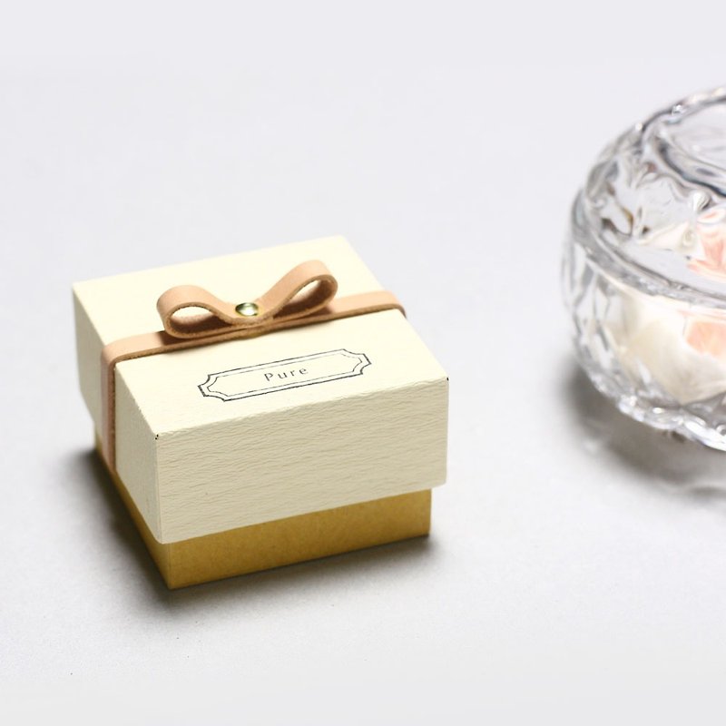 Pure // Cream ) Giftbox Leather ribbon 気持ちを伝える小さな箱 - 包装材料 - 纸 白色