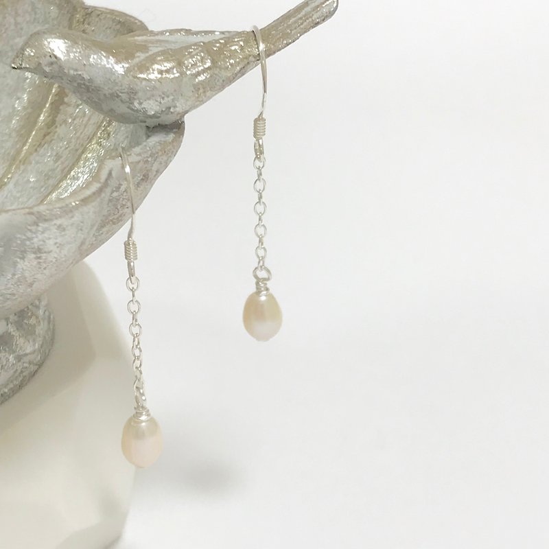 Freshwater pearl 925silver earring - 耳环/耳夹 - 珍珠 银色