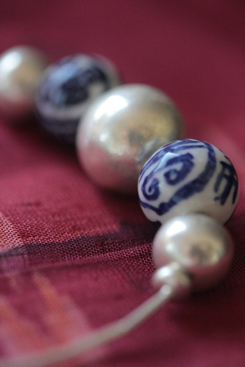 White and blue chinese porcelain and handmade silver beads bracelet (B0039) - 手链/手环 - 其他金属 