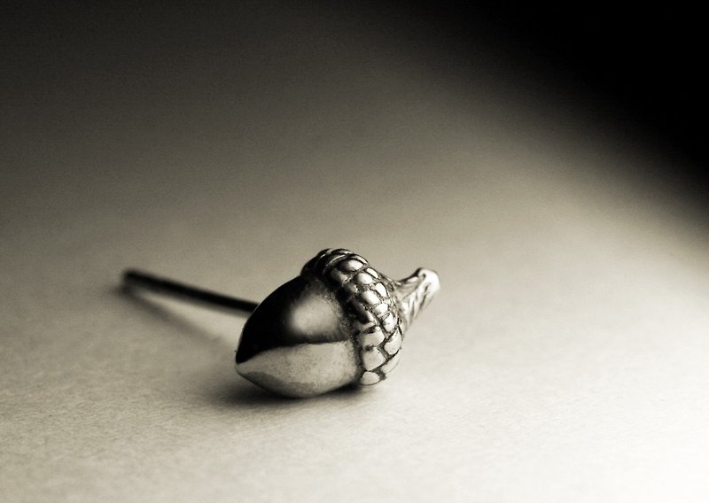 小橡果造型纯银耳环(单支/一对) - 耳环/耳夹 - 其他金属 银色