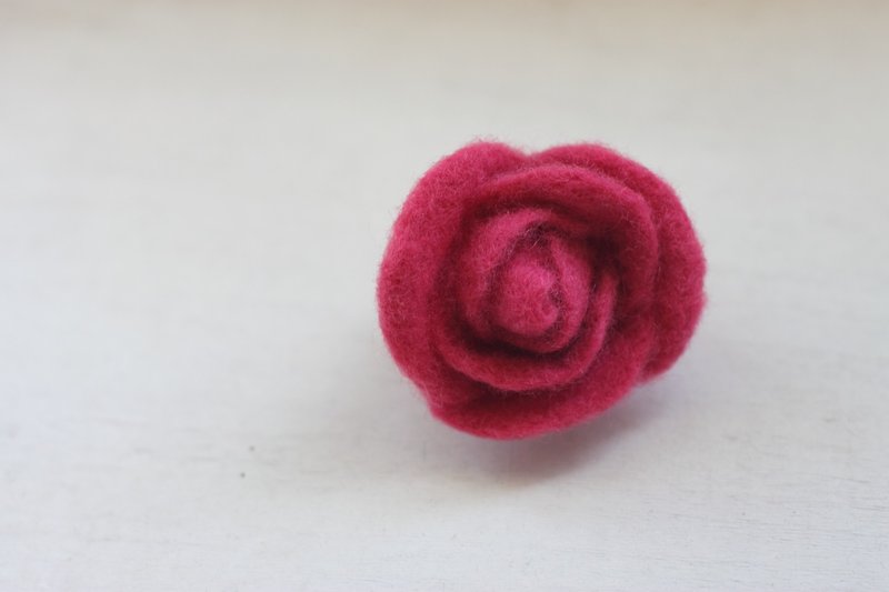 天然胭脂虫染色　拟真玫瑰花　胸针 发夹 订做款 - 胸针 - 羊毛 粉红色