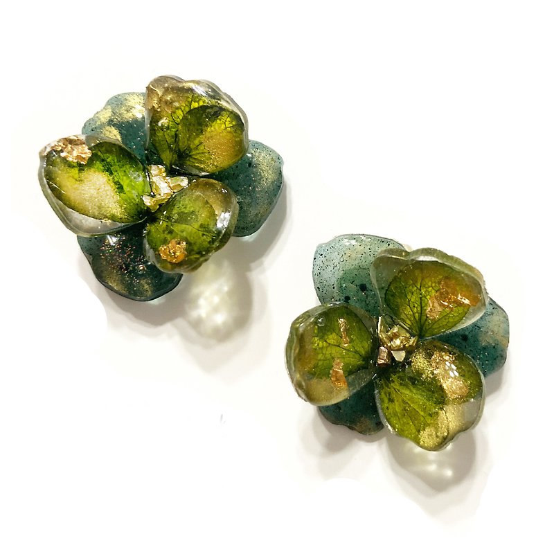 日本树脂绿色紫阳花瓣色刷金耳环(可改夹) - 耳环/耳夹 - 树脂 绿色