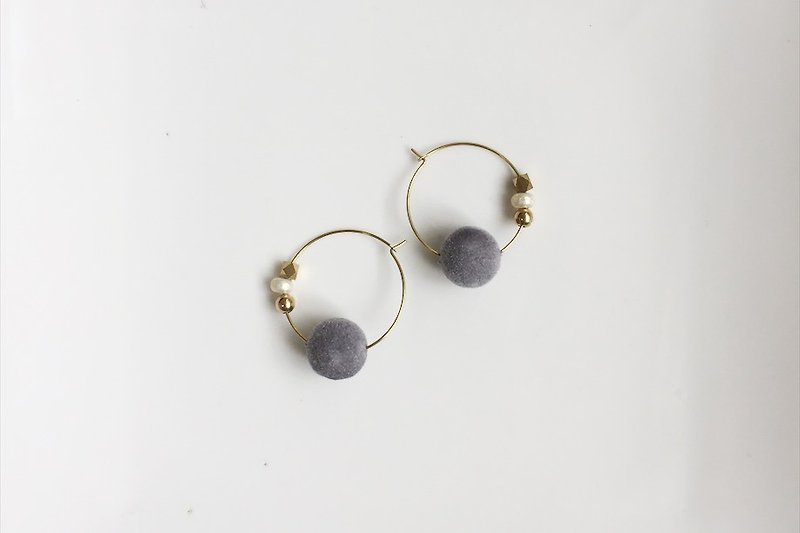 暖暖 珍珠黄铜造型耳环 - 耳环/耳夹 - 其他金属 绿色