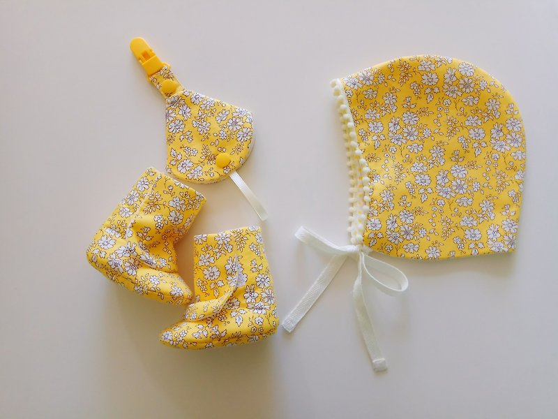  <黄>小花弥月礼物  婴儿长筒靴+二合一奶嘴夹+绑带婴儿帽  - 满月礼盒 - 棉．麻 黄色