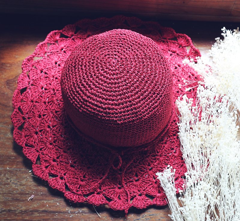 手作-深红花编帽-手编织遮阳帽-手工编织-出游/生日礼物/情侣帽 - 帽子 - 纸 红色