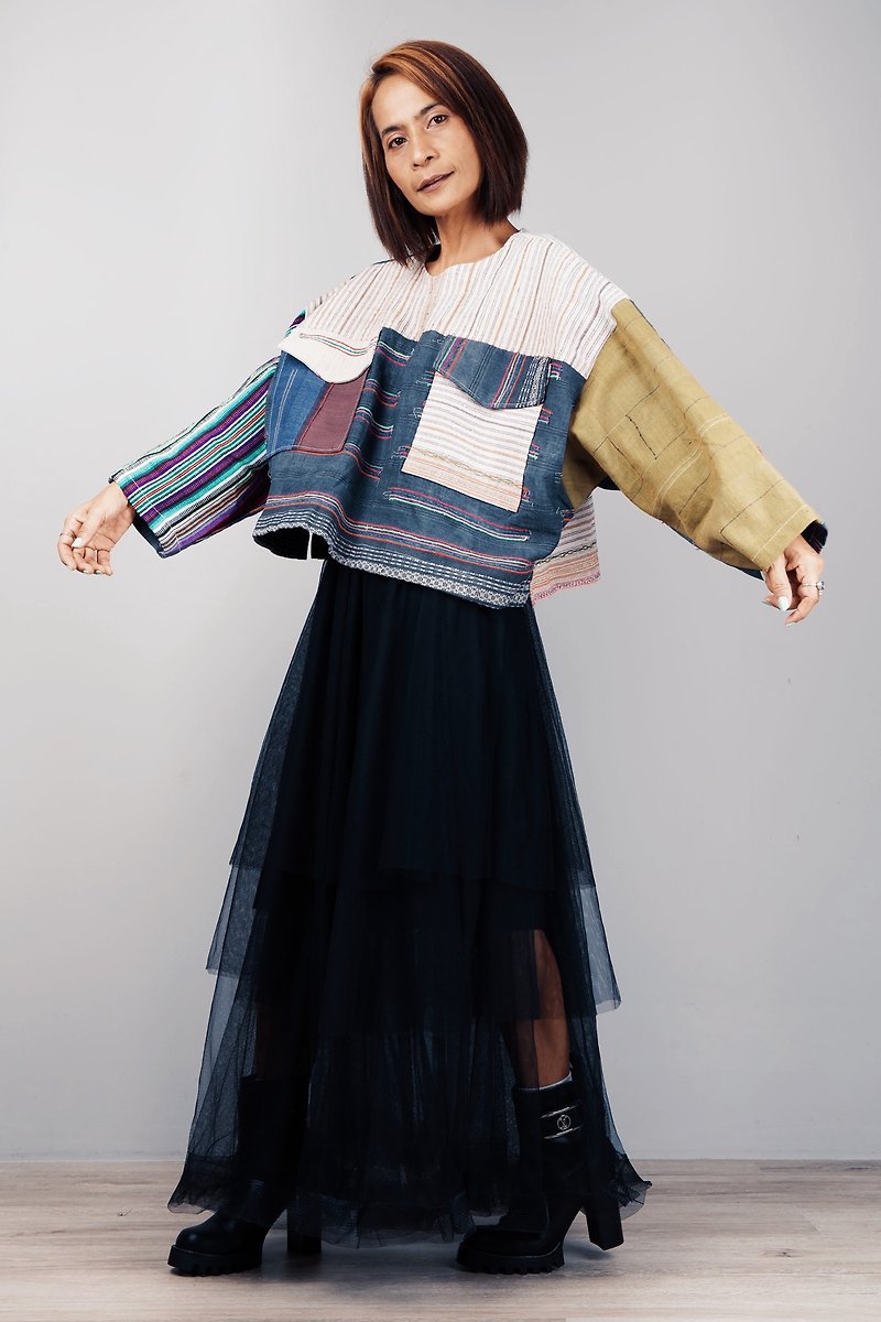 Unisex Oversize Top, Remake vintage hemp Hmong fabric, round neck with pockets - 女装上衣 - 棉．麻 多色