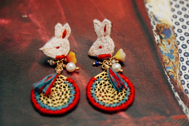 鹿栗塔原创设计耳饰手工刺绣爱丽丝梦境兔子耳钉可定制 - 耳环/耳夹 - 绣线 多色