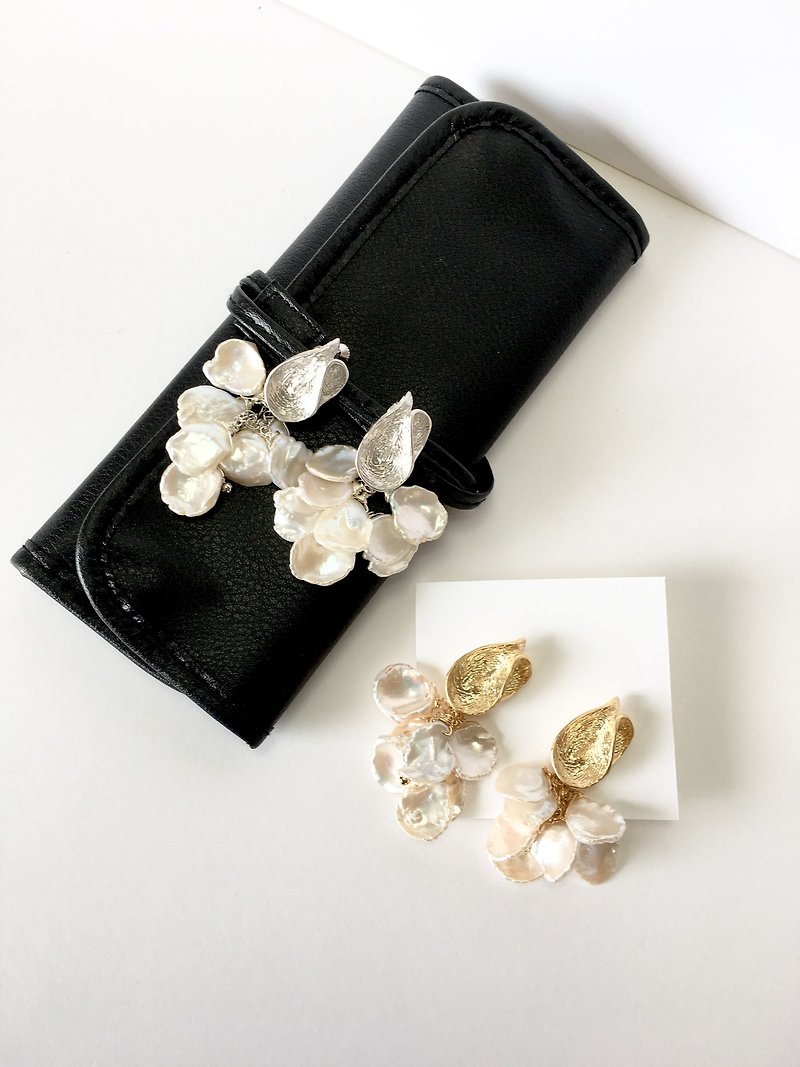 Flat pearl and flower motif earring stud-earring or clip-earring - 耳环/耳夹 - 宝石 白色