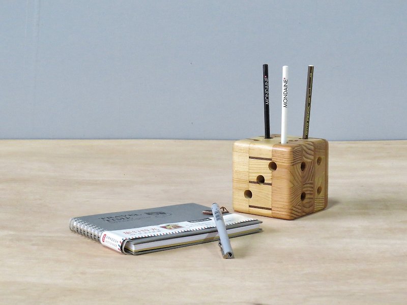 HO MOOD 木拼系列—骰子 笔筒 - 笔筒/笔座 - 木头 咖啡色