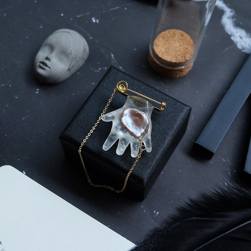 路易 小眾設計 巴洛克珍珠 古董樹脂娃娃手 鍍金胸針  - 胸针 - 树脂 透明