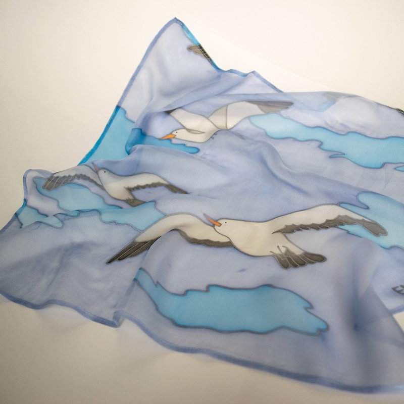 小鸟图案真丝小围巾。蓝色手绘海鸥方形围巾。很棒的礼物