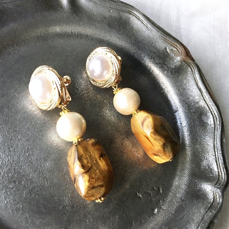 White pearls with Gold rock earrings - 耳环/耳夹 - 塑料 金色