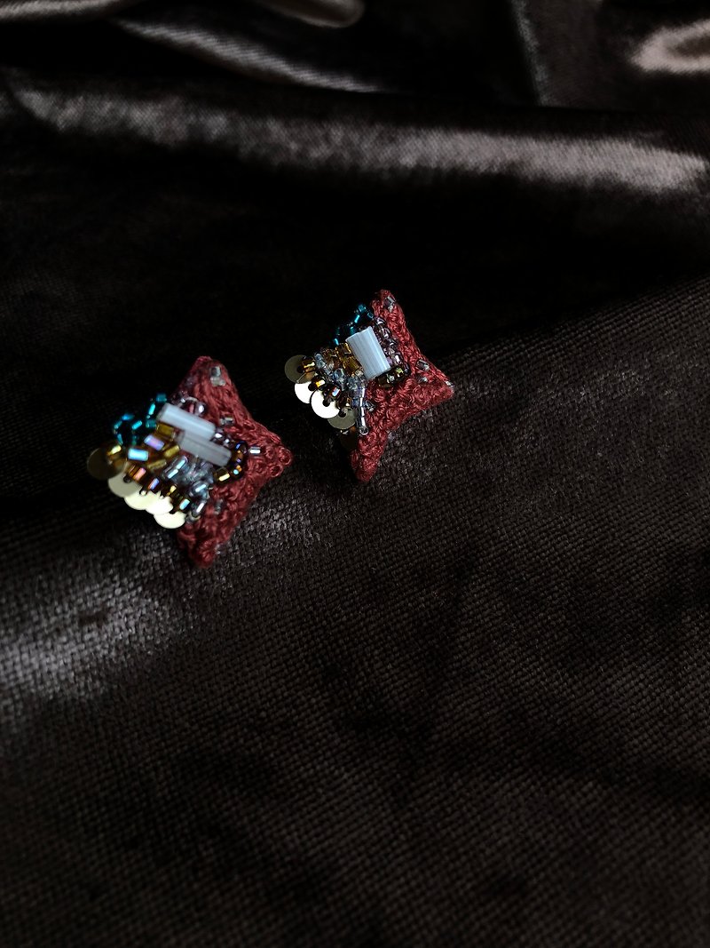 想念的碎片-藕红 // 成对・手缝刺绣耳环 - 耳环/耳夹 - 绣线 白色