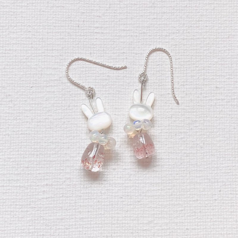 白蝶贝。欧泊。金草莓。白兔耳环 - 耳环/耳夹 - 水晶 粉红色