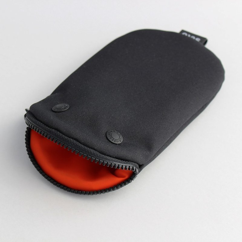 The creature iPhone case　Pencil case　Oval　Black - 化妆包/杂物包 - 聚酯纤维 黑色