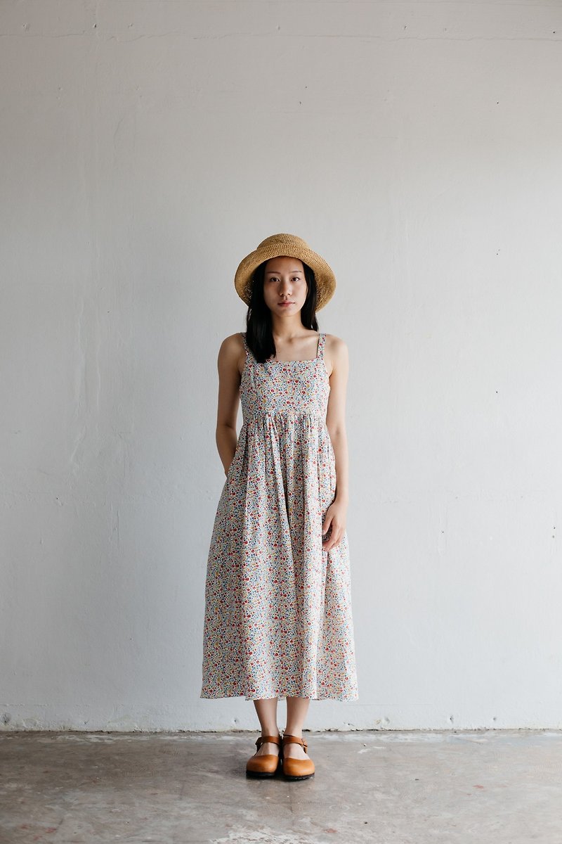 Camisole Linen Dress with Back Shell Button in White Blossoms - 洋装/连衣裙 - 棉．麻 白色