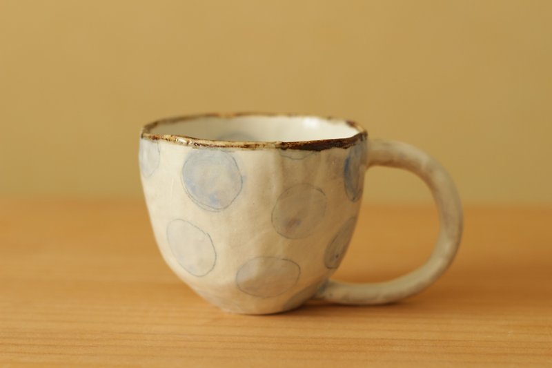 粉引き手びねりベイビーブルーのドットのカップ。 - 咖啡杯/马克杯 - 陶 蓝色