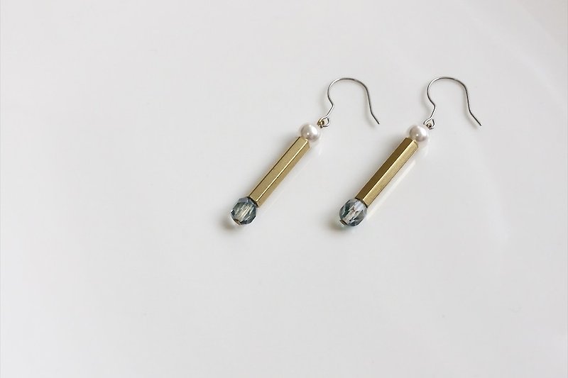 match 珍珠黄铜造型耳环 - 耳环/耳夹 - 宝石 白色