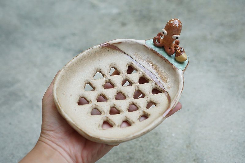  Soap dish , handmade ceramic , little duck , octopus , squid - 花瓶/陶器 - 陶 卡其色