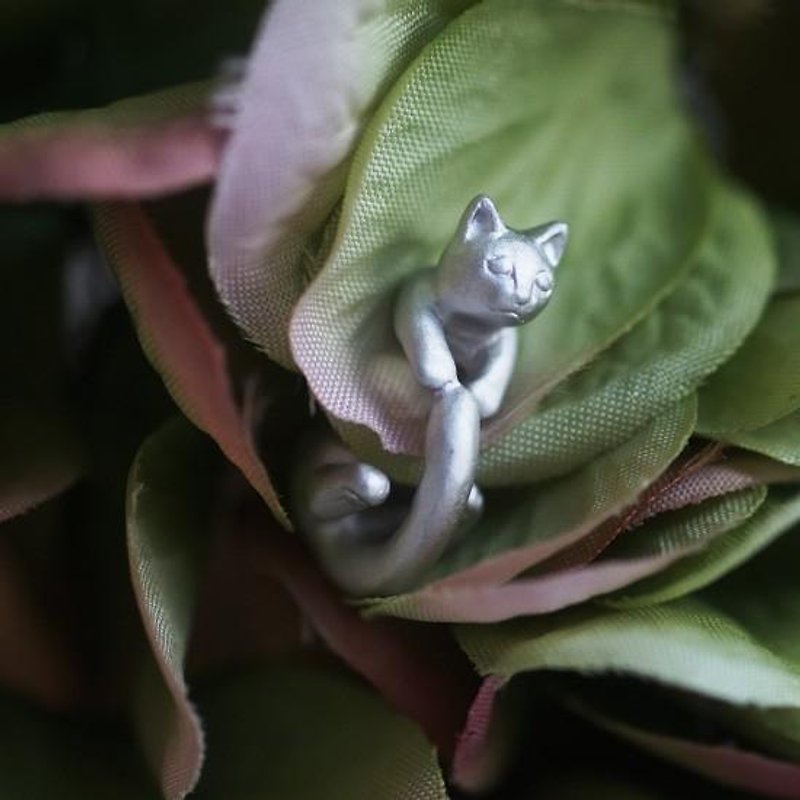 Guri and Latu Cat Clip-On Latu Silver Ear