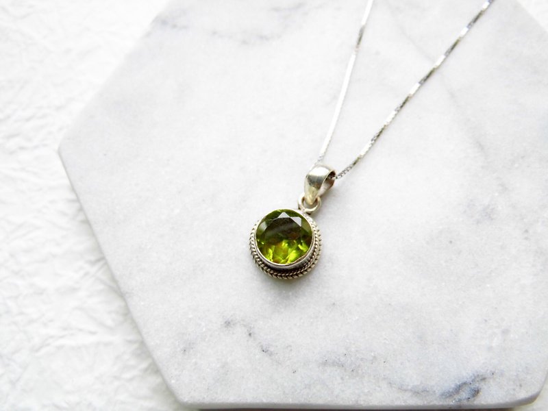 橄榄石925纯银简约镶边项链 尼泊尔手工银饰-圆形宝石款 - 项链 - 宝石 绿色
