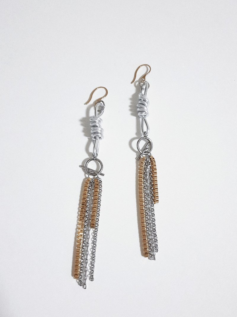 MAGGIE Earrings :SILVER - 耳环/耳夹 - 铝合金 银色
