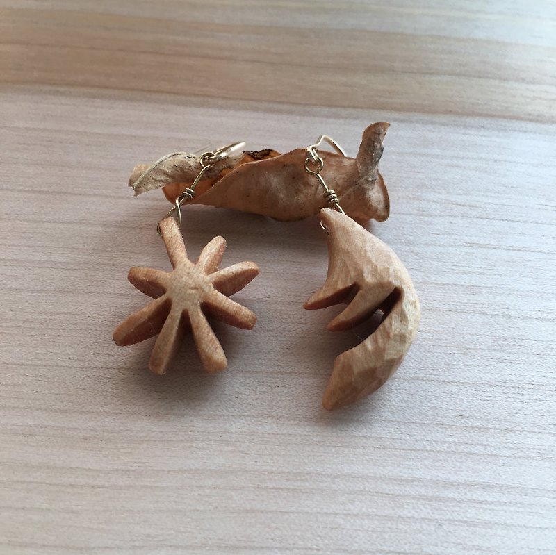 wooden moon & star pierced earrings - 耳环/耳夹 - 木头 咖啡色