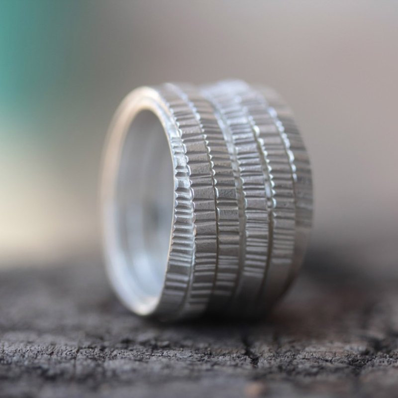 Handmade wraparound silver ring with hammered front texture (R0032) - 戒指 - 银 银色