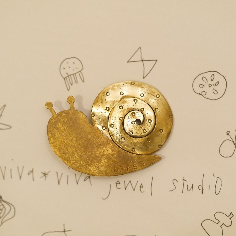 铜/黄铜 胸针 金色 - でんでんむし　Snail　　ブローチ　　素材　真鍮