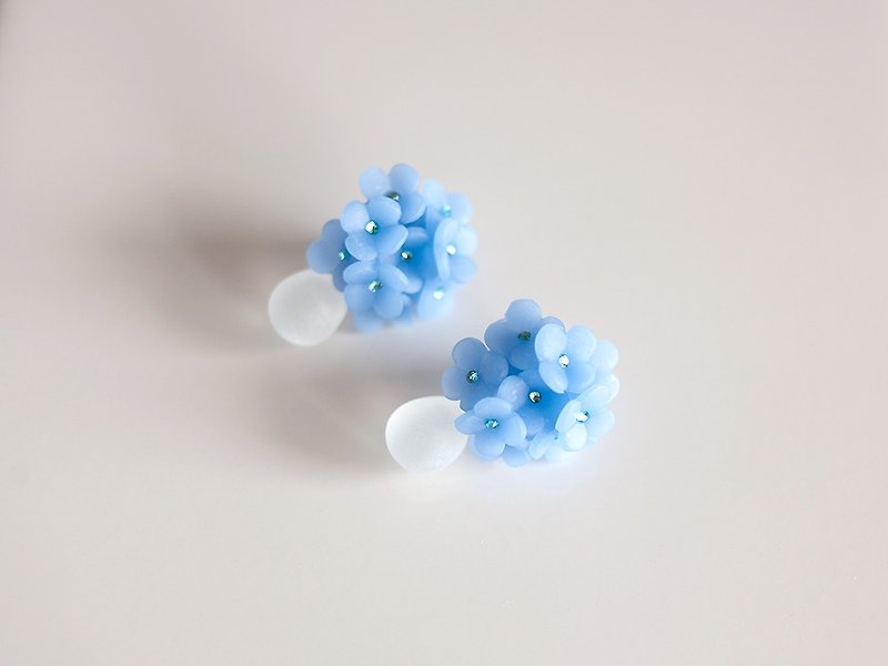 雫と紫陽花のイヤリング/ブルー - 耳环/耳夹 - 粘土 蓝色