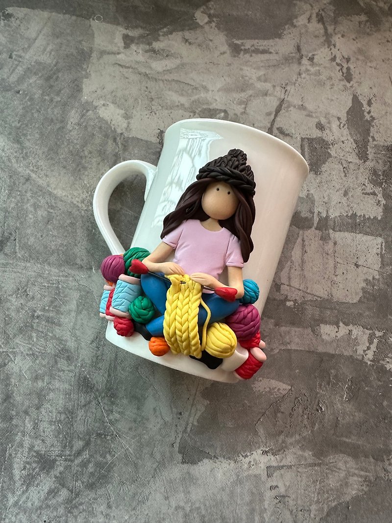 女孩和针织。针织机用的杯子。手工茶杯 - 花瓶/陶器 - 玻璃 白色