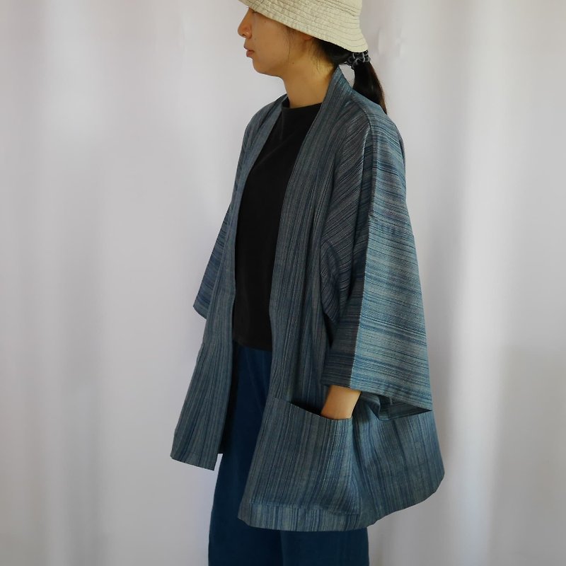 Handwoven cotton fabric kimono (blue-white) - 女装休闲/机能外套 - 棉．麻 蓝色
