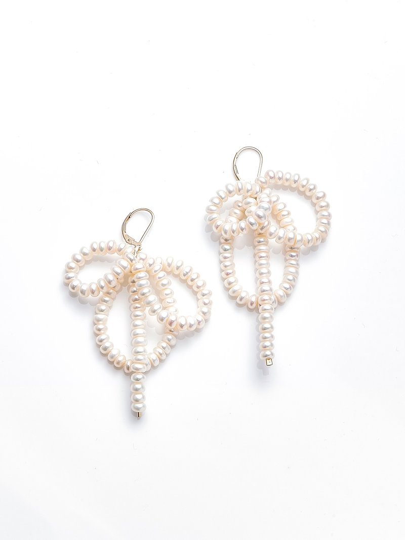 LESIS | Flower Pearl Earrings - 耳环/耳夹 - 珍珠 白色