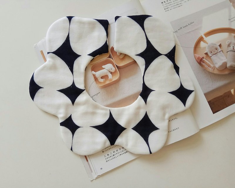 转转花兜 日本棉纱布 深蓝底三角饭团 360度花瓣围兜  婴儿围兜 - 满月礼盒 - 棉．麻 多色