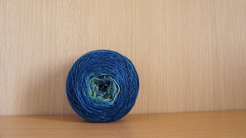 手染蕾丝线。深蓝渐层-夹心绿。(55 BFL/ 45 Silk) - 编织/刺绣/羊毛毡/裁缝 - 羊毛 
