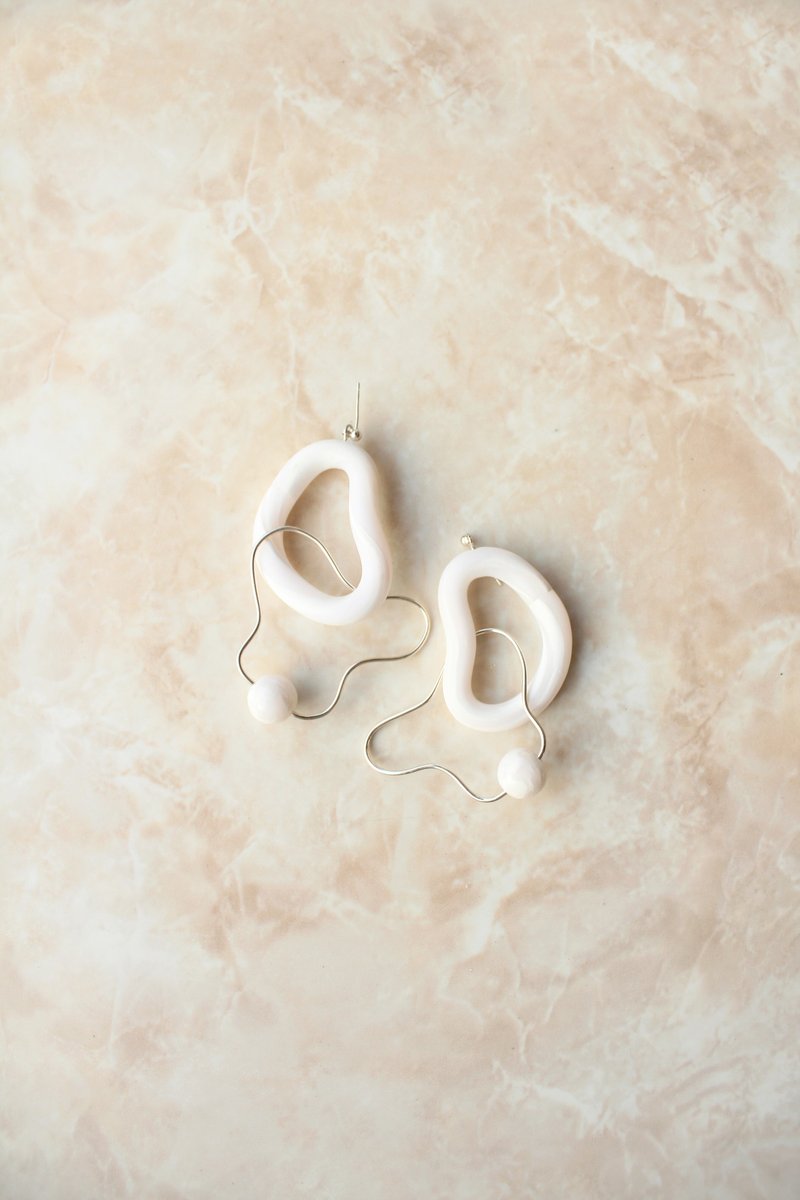 Irra, Handmade organic shape white clay earrings with silver wire and ball - 耳环/耳夹 - 粘土 白色