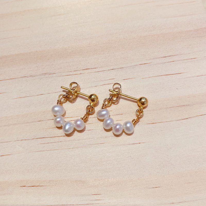 Una Earrings | 淡水珍珠防敏感耳环 (中) - 耳环/耳夹 - 珍珠 白色