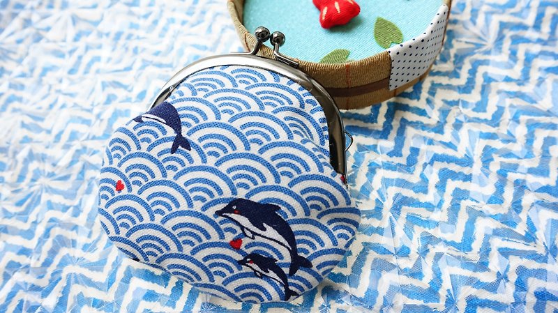 海波上飞扬海豚小口金包 - 零钱包 - 棉．麻 蓝色