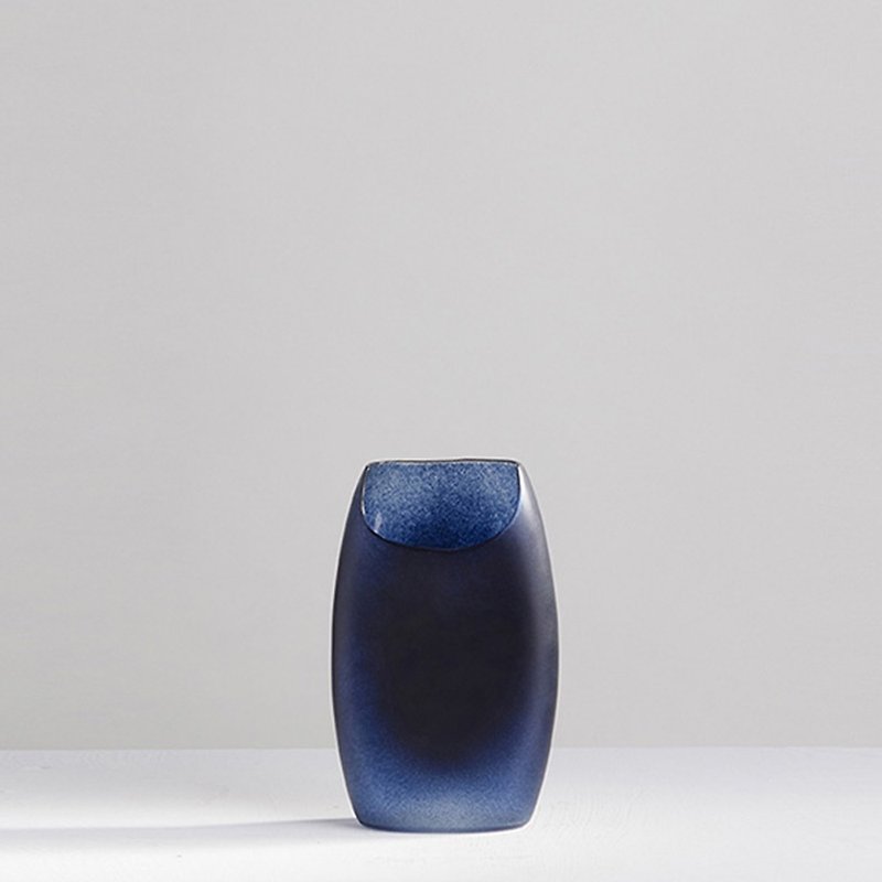 【3,co】玻璃月型口扁平花器(8号) - 蓝 - 花瓶/陶器 - 玻璃 蓝色