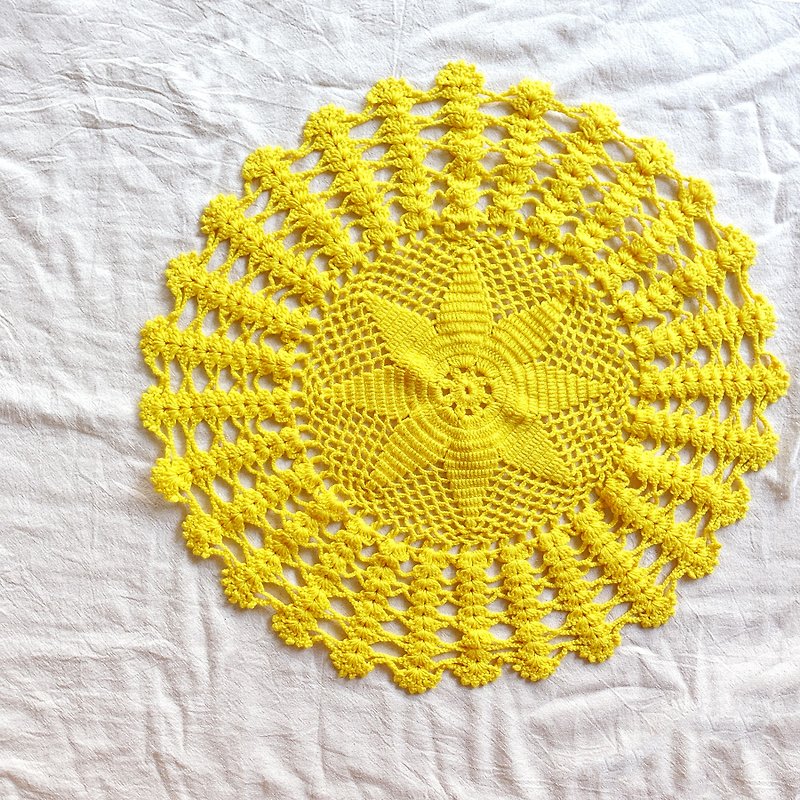 BajuTua /暖暖老物/ 黄色的圆 手工制蕾丝垫 - 餐垫/桌巾 - 聚酯纤维 黄色