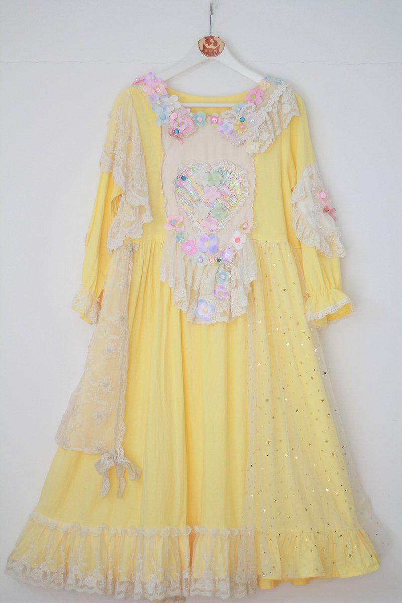 淡黄色的园林长满了花朵少女搭配洋装裙子 孤品系列 [巫猫牌*Rita·Handmade ] - 洋装/连衣裙 - 棉．麻 黄色