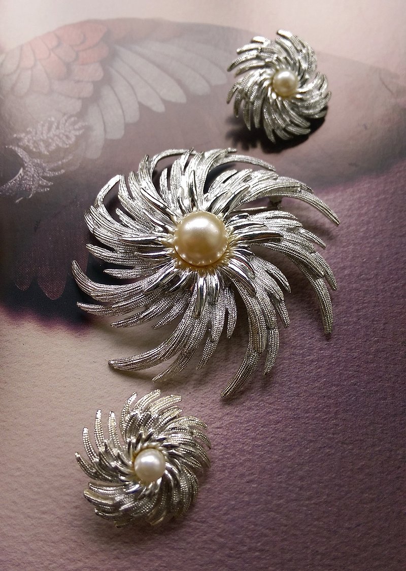西洋古董饰品。 1962's SARAH COV Pinwheel 别针+夹式耳环套组 - 徽章/别针 - 其他金属 银色