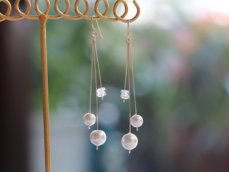 14kgf-pearl and crystal straight pierced earrings(can change to clip-on - 耳环/耳夹 - 宝石 白色