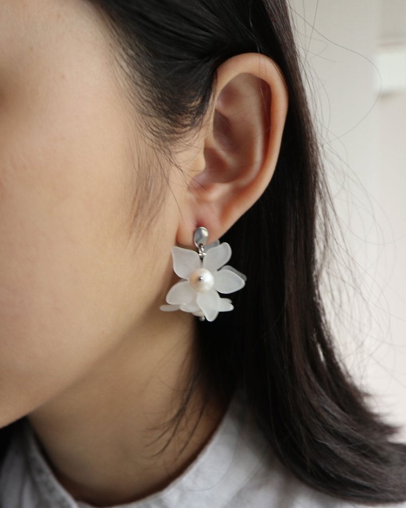 Plumeria in Pearl | Flower Earrings - 耳环/耳夹 - 压克力 银色