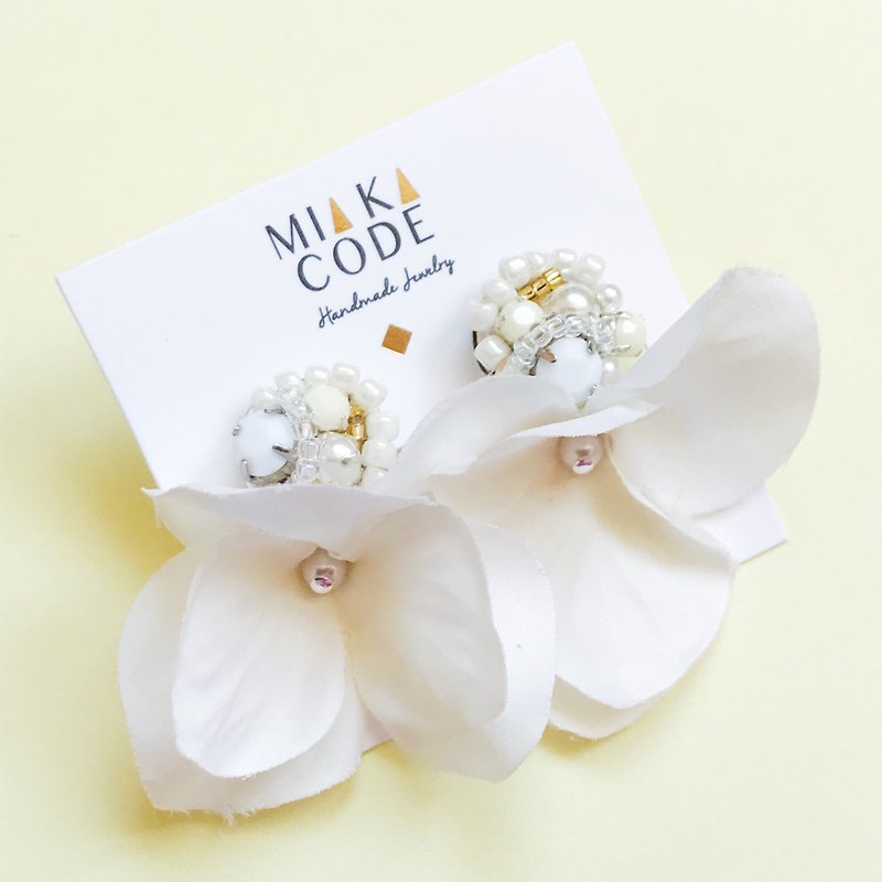 手工串珠 闪石 珍珠 (米白色)花花 耳环/耳夹 - 耳环/耳夹 - 植物．花 白色